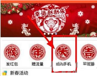 男子钓鱼时鱼钩不慎勾住眼皮